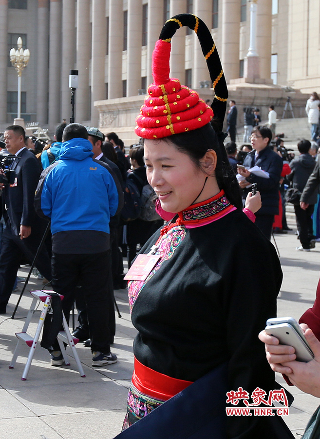 這位代表的頭飾你能猜出是哪個(gè)省的么？