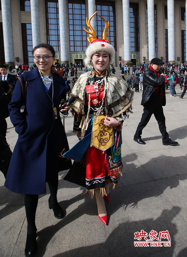 這位黑龍江代表團(tuán)的人大代表，頭上高高的頭飾相當(dāng)搶眼