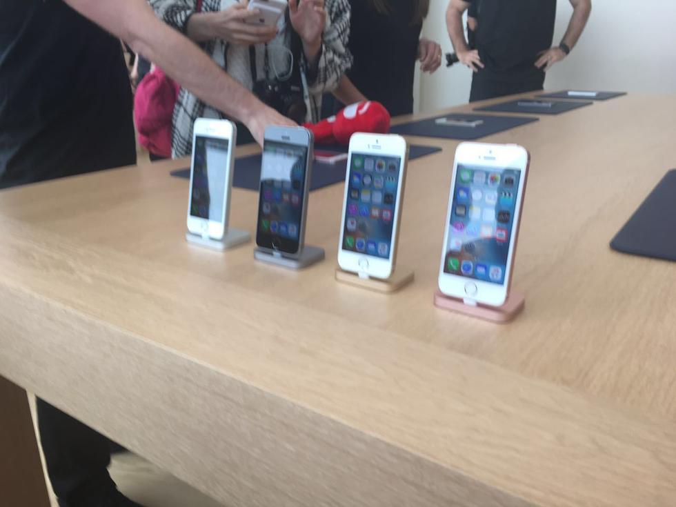 蘋果iPhone SE真機(jī)照:售價(jià)3288元起 中國(guó)首發(fā) 蘋果iPhone SE真機(jī)照:售價(jià)3288元起 中國(guó)首發(fā)