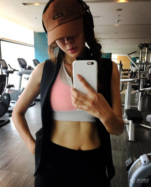 周韋彤曬出性感健身照。