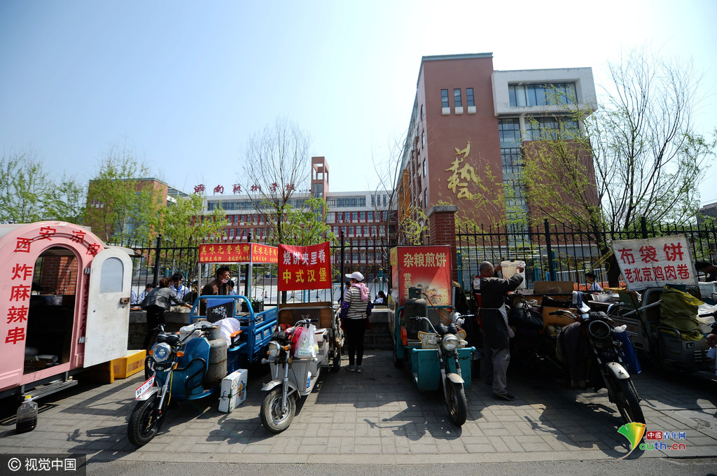 藝校實(shí)行封閉管理 學(xué)生“跨欄”買飯 藝校實(shí)行封閉管理 學(xué)生“跨欄”買飯