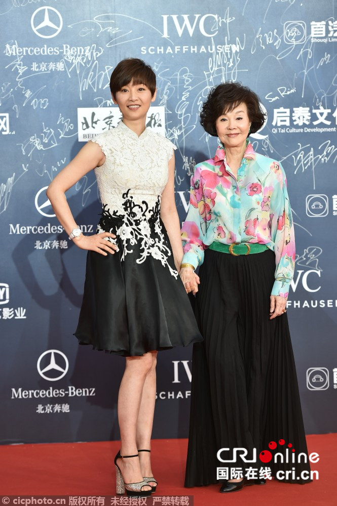 第六屆北京電影節(jié)落幕 白百合朱茵梁詠琪紅毯比美 第六屆北京電影節(jié)落幕 白百合朱茵梁詠琪紅毯比美