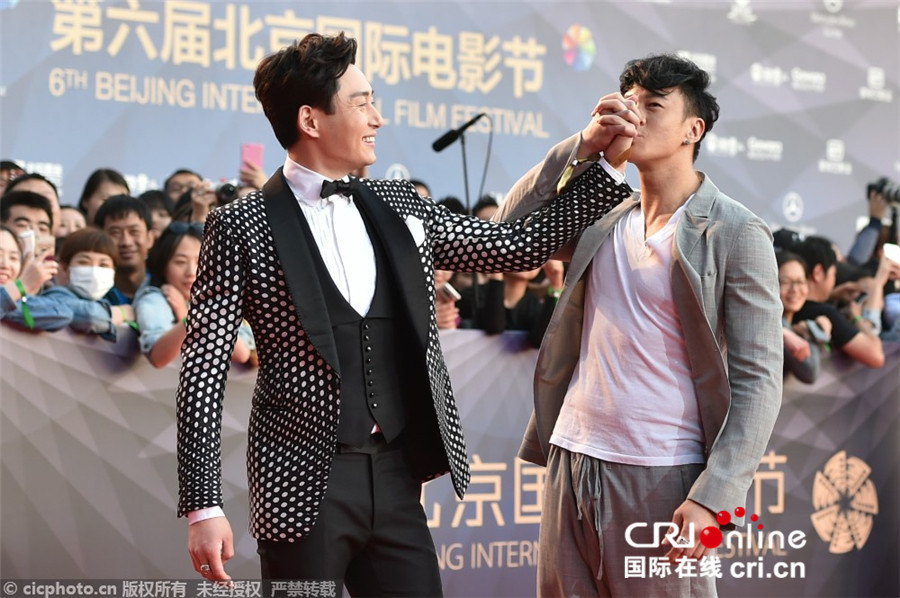 第六屆北京電影節(jié)落幕 白百合朱茵梁詠琪紅毯比美 第六屆北京電影節(jié)落幕 白百合朱茵梁詠琪紅毯比美