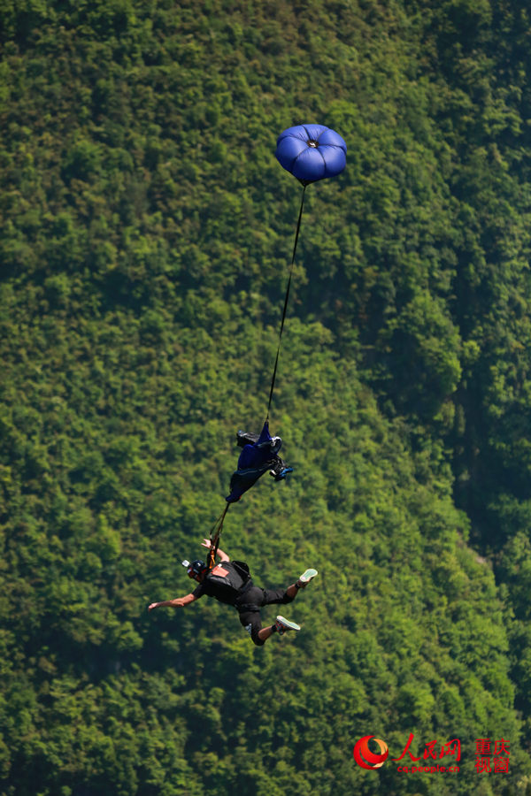 28日，2016世界低空跳傘大賽在重慶云陽龍缸景區(qū)正式開賽。圖為選手角逐中。劉政寧 攝