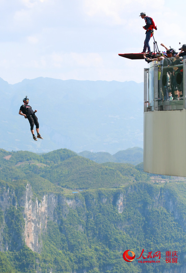 28日，2016世界低空跳傘大賽在重慶云陽龍缸景區(qū)正式開賽。圖為選手角逐中。劉政寧 攝