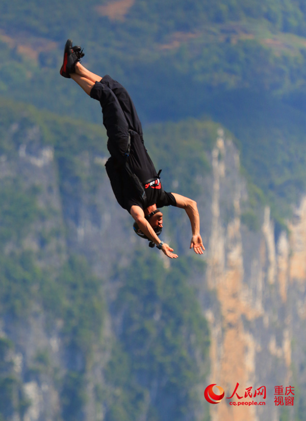 28日，2016世界低空跳傘大賽在重慶云陽龍缸景區(qū)正式開賽。圖為選手角逐中。劉政寧 攝
