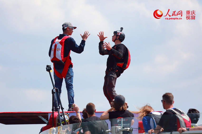 28日，2016世界低空跳傘大賽在重慶云陽龍缸景區(qū)正式開賽。圖為選手角逐中。劉政寧 攝