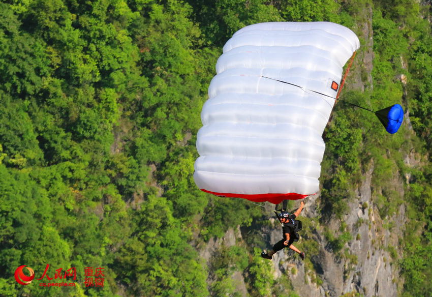 28日，2016世界低空跳傘大賽在重慶云陽龍缸景區(qū)正式開賽。圖為選手角逐中。劉政寧 攝