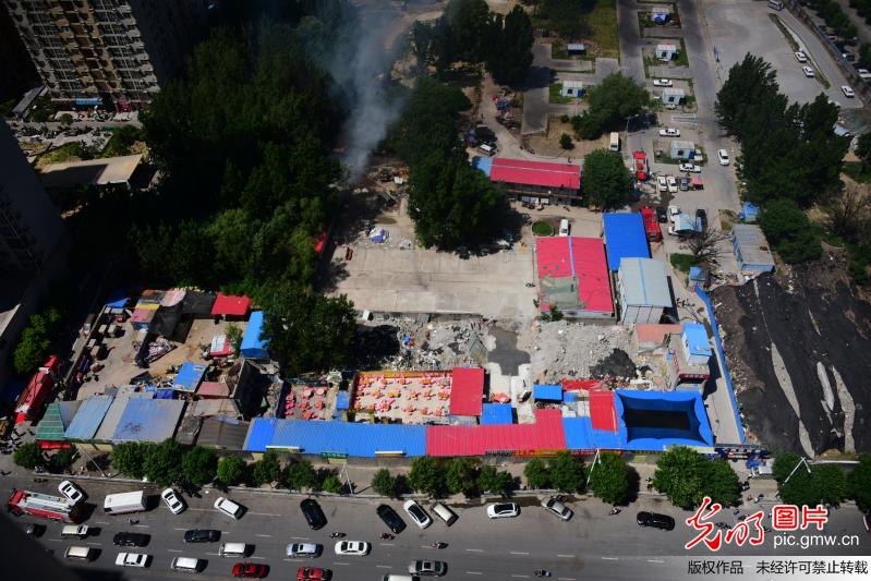 鄭州一非法液化氣灌裝點爆炸 消防員火中搶出近百液化罐 鄭州一非法液化氣灌裝點爆炸 消防員火中搶出近百液化罐