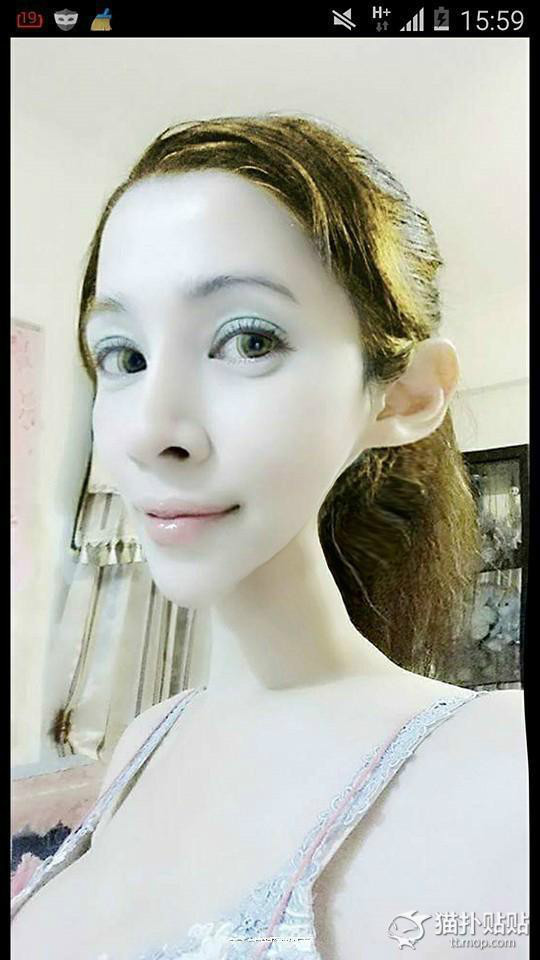 臺版蛇精媽走紅 自帶時空扭曲效果 臺版蛇精媽走紅 自帶時空扭曲效果