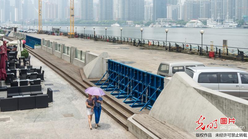 “抗洪神器”現(xiàn)身外灘 專家稱安全過關暫不擴建 “抗洪神器”現(xiàn)身外灘 專家稱安全過關暫不擴建