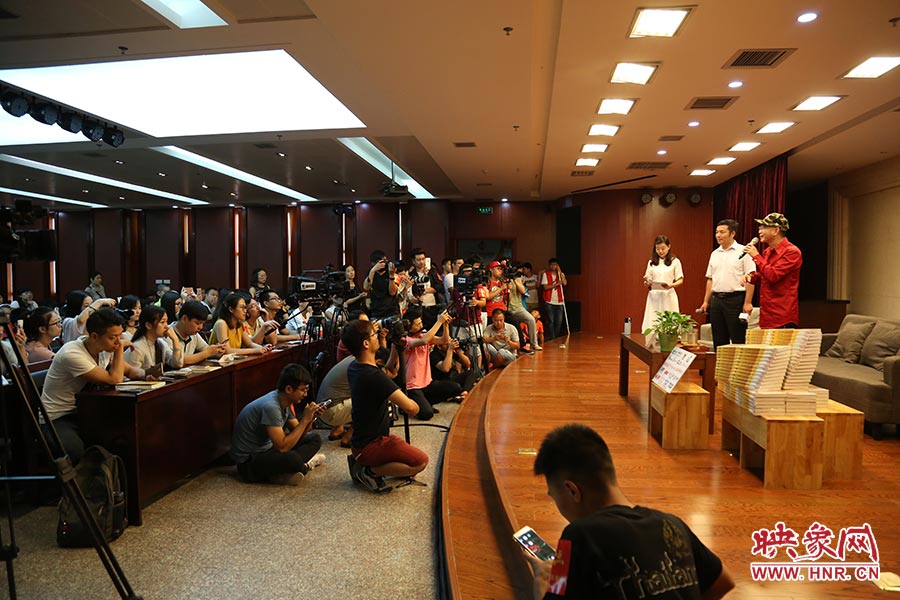 河南本土主流媒體基本全部到場(chǎng)，六小齡童接受記者提問。