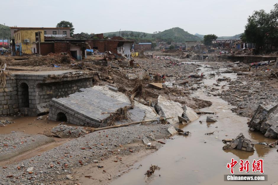 圖為都里鎮(zhèn)被洪水沖斷的橋梁。