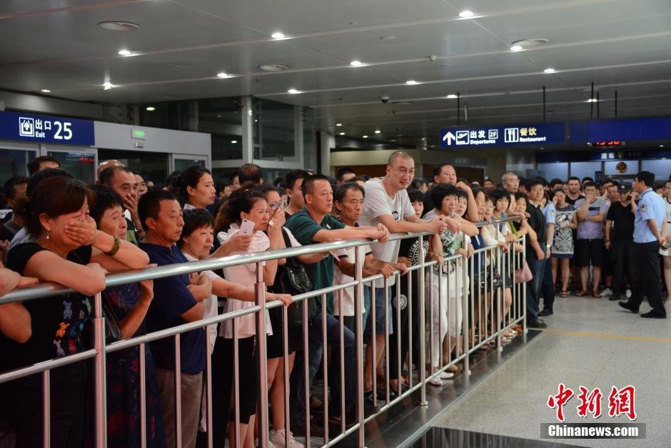 當(dāng)日18時許，前來接機的家屬陸續(xù)來到大連機場，等候著其他親屬帶著親人骨灰“回家”。