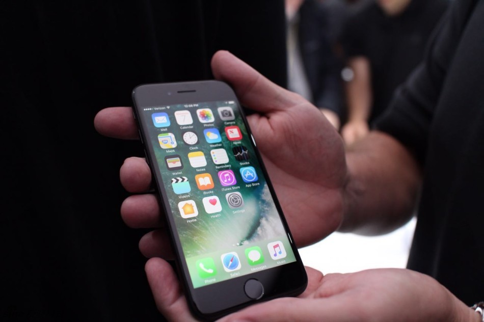 iPhone 7發(fā)布迎10大更新 亮黑配色成亮點(diǎn) iPhone 7發(fā)布迎10大更新 亮黑配色成亮點(diǎn)