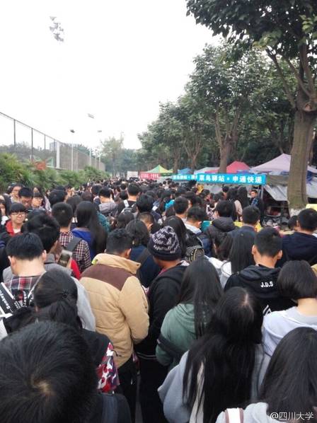 四川一大學取快遞現(xiàn)場