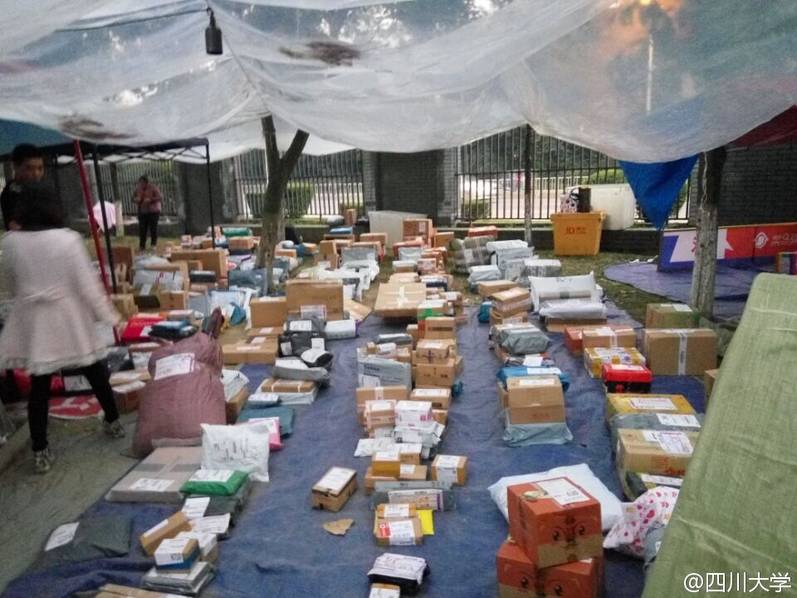 四川一大學取快遞現(xiàn)場