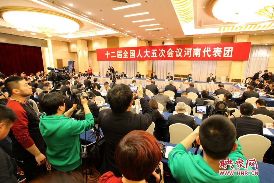 記者擠滿了媒體區(qū)，前來聽取河南“聲音”