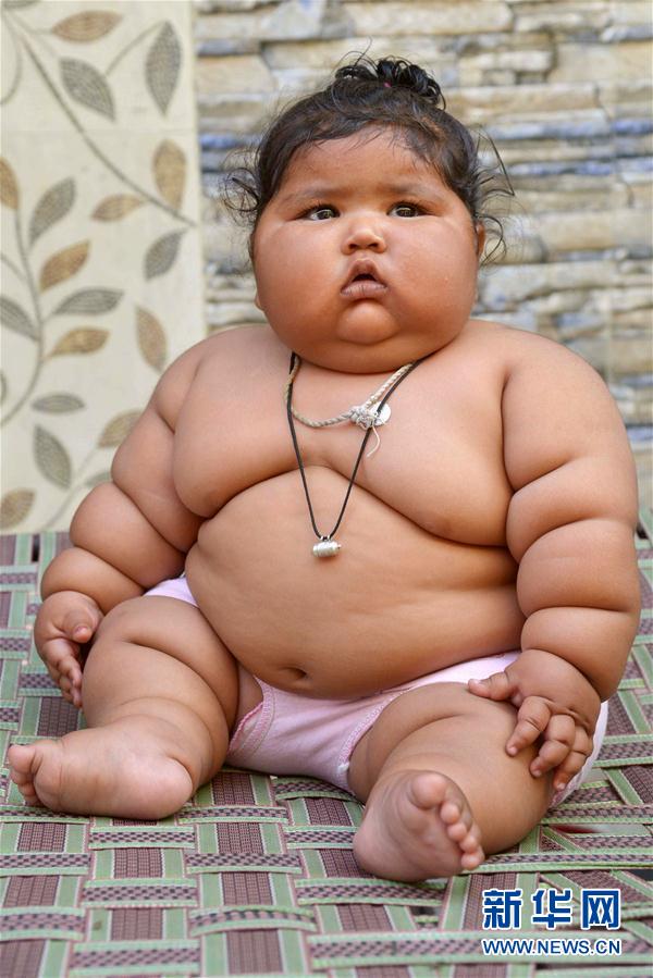 4月17日，在印度阿姆利則，女孩查哈特在家中。