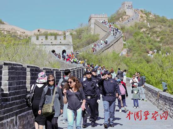 參加聯(lián)合巡邏的中意警察在長城上巡邏。本網(wǎng)記者 陳路坤 攝