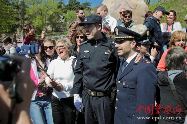 游客與聯(lián)合巡邏的中意警察合影。本網(wǎng)記者 陳路坤 攝