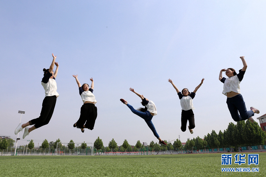 畢業(yè)季:擺個(gè)青春造型 紀(jì)念高中歲月 畢業(yè)季:擺個(gè)青春造型 紀(jì)念高中歲月