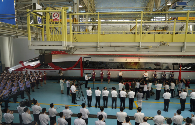 當日，由中國鐵路總公司牽頭組織研制、具有完全自主知識產(chǎn)權(quán)、達到世界先進水平的中國標準動車組被命名為“復(fù)興號”。“復(fù)興號”將于6月26日在京滬高鐵兩端的北京南站和上海虹橋站雙向首發(fā)。