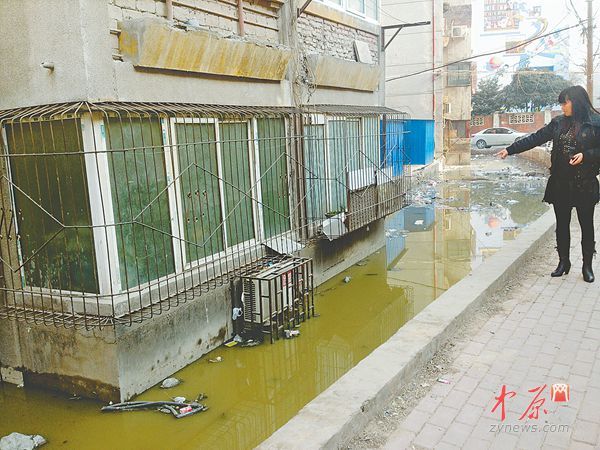　　居民看著污水溝滿(mǎn)是無(wú)奈。