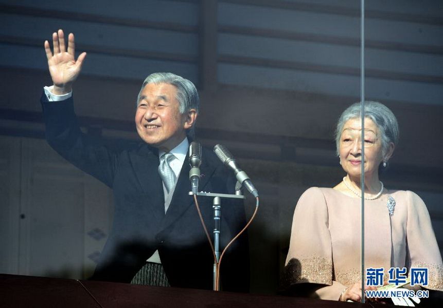 當(dāng)?shù)貢r(shí)間12月23日，在位于日本東京的皇宮，日本明仁天皇向民眾致意。