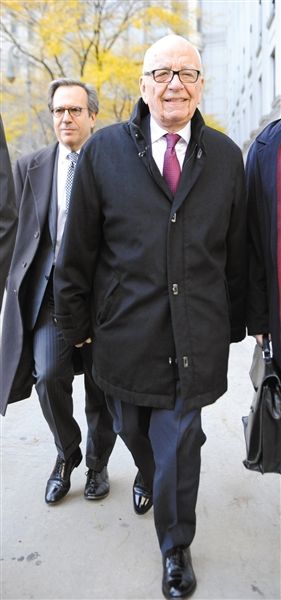 20日，默多克走出法庭。