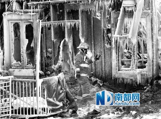 消防員用蒸汽機(jī)融化救火后殘留的冰層，尋找遇難者遺
