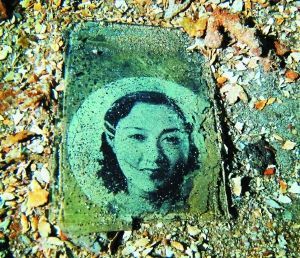 一名年輕女子的照片，很可能是當(dāng)年士兵的家人。