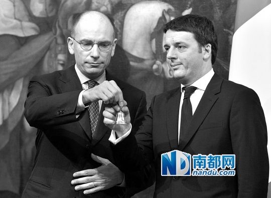 2月22日，在意大利羅馬總理府，新任總理馬泰奧·倫齊(右)與前任總理恩里科·萊塔舉行交接儀式。