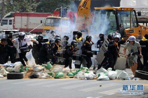 當?shù)貢r間2月18日，泰國曼谷警方與示威者發(fā)生沖突。