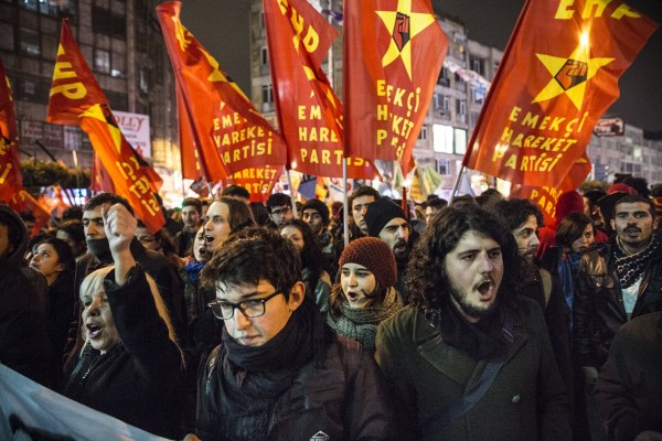 當?shù)貢r間2014年2月25日，土耳其伊斯坦布爾，總理涉腐錄音引發(fā)全國抗議，要求本屆政府下臺。