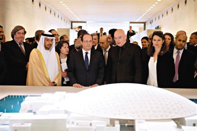 4月29日，法國(guó)總統(tǒng)奧朗德（中）和阿布扎比文化遺產(chǎn)委員會(huì)主席蘇爾坦親王（左）一起觀看“阿布扎比盧浮宮”建筑模型。盧浮宮計(jì)劃打造“阿布扎比盧浮宮”，以推廣法國(guó)文化。