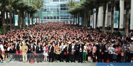 中國7000人旅行團在美唱國歌 人均消費1萬美元 中國7000人旅行團在美唱國歌 人均消費1萬美元