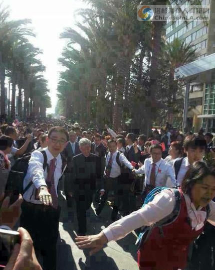 中國7000人旅行團在美唱國歌 人均消費1萬美元 中國7000人旅行團在美唱國歌 人均消費1萬美元