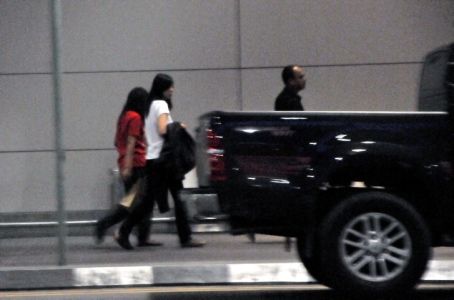 白衣女子(右二)為獲釋中國女游客(圖片來源:新海峽時(shí)報(bào)) 白衣女子(右二)為獲釋中國女游客(圖片來源:新海峽時(shí)報(bào))