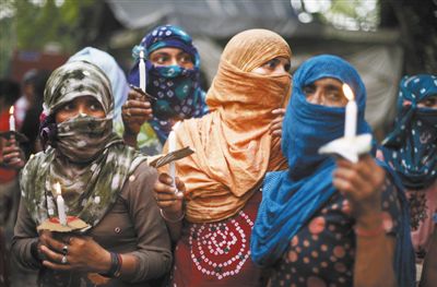 5月31日，新德里，印度民眾舉行紀念儀式，悼念在強奸案中遇害的兩名少女。