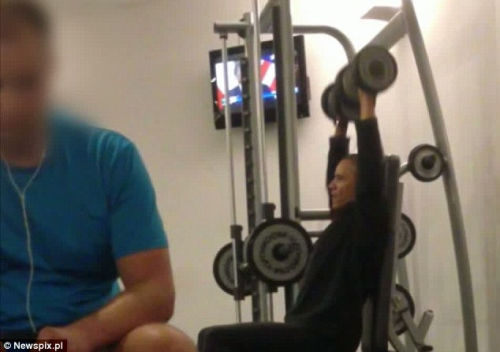 奧巴馬安?，F(xiàn)漏洞舉啞鈴健身時遭偷拍（組圖）（2）