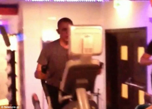 奧巴馬安?，F(xiàn)漏洞舉啞鈴健身時遭偷拍（組圖）（4）