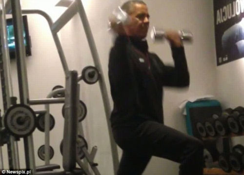 奧巴馬安?，F(xiàn)漏洞舉啞鈴健身時遭偷拍（組圖）（5）