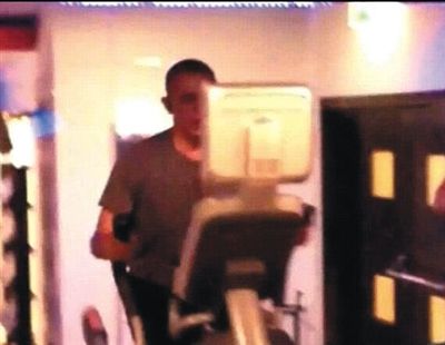 酒店健身中心，橢圓機(jī)上鍛煉的奧巴馬。