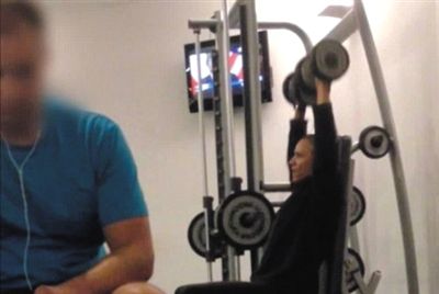 畫(huà)面中能看到健身房還有“其他人”。視頻截圖