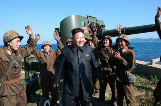 金正恩視察東海岸前方哨所指導火炮射擊(圖) 金正恩視察東海岸前方哨所指導火炮射擊(圖)