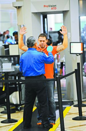 防止恐怖分子把炸彈偽裝成電子設(shè)備登機(jī)；新規(guī)適用于歐、非、中東赴美航班；智能手機(jī)將被重點排查