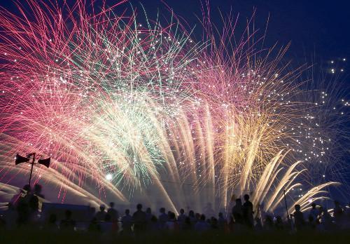 日本關(guān)東甲信地區(qū)當天發(fā)布了梅雨期結(jié)束的消息，東京都葛飾區(qū)的江戶川河川敷當晚舉行了煙花大會，約13000束煙花在夜空中綻放。（網(wǎng)頁截圖）