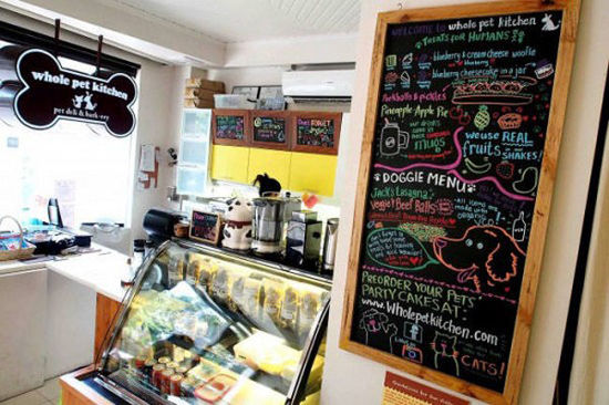 菲律賓另類咖啡館為寵物狗設(shè)菜單 鼓勵人狗同桌進餐(圖) 菲律賓另類咖啡館為寵物狗設(shè)菜單 鼓勵人狗同桌進餐(圖)