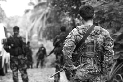 2009年12月13日，在菲律賓南阿古桑省，菲律賓安全部隊(duì)人員在一處現(xiàn)場(chǎng)警戒。圖/CFP